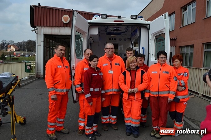 Zdjęcie w galerii na portalu naszraciborz.pl: Raciborscy ratownicy odebrali nową karetkę wiadomości z regionu