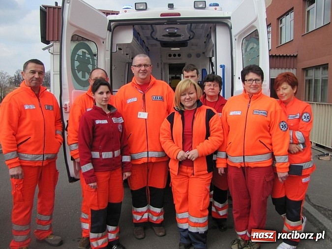 Zdjęcie w galerii na portalu naszraciborz.pl: Raciborscy ratownicy odebrali nową karetkę wiadomości z regionu