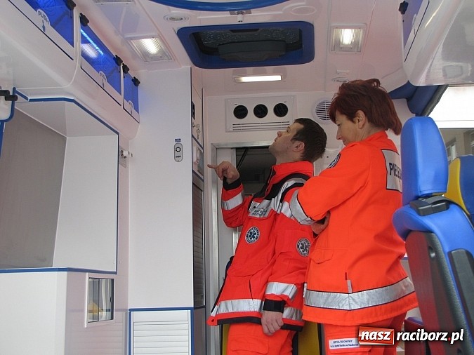 Zdjęcie w galerii na portalu naszraciborz.pl: Raciborscy ratownicy odebrali nową karetkę wiadomości z regionu