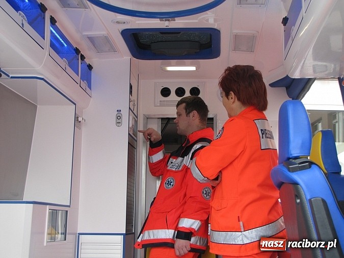 Zdjęcie w galerii na portalu naszraciborz.pl: Raciborscy ratownicy odebrali nową karetkę wiadomości z regionu