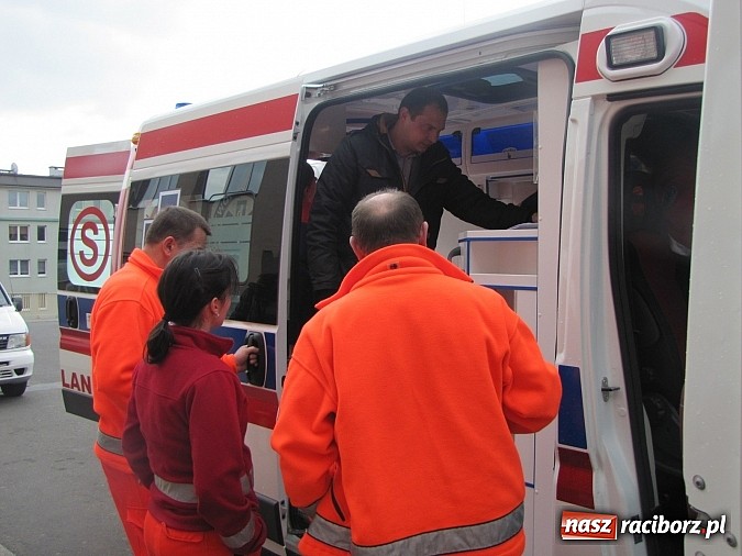 Zdjęcie w galerii na portalu naszraciborz.pl: Raciborscy ratownicy odebrali nową karetkę wiadomości z regionu