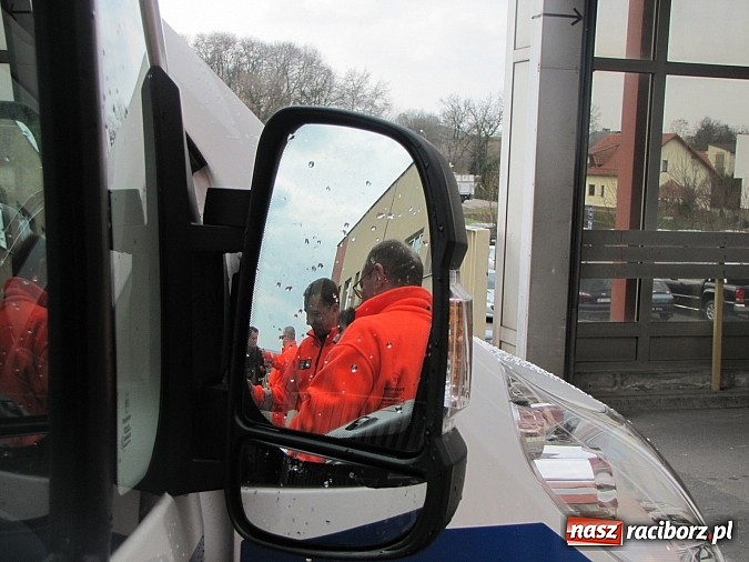 Zdjęcie w galerii na portalu naszraciborz.pl: Raciborscy ratownicy odebrali nową karetkę wiadomości z regionu
