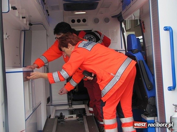 Zdjęcie w galerii na portalu naszraciborz.pl: Raciborscy ratownicy odebrali nową karetkę wiadomości z regionu