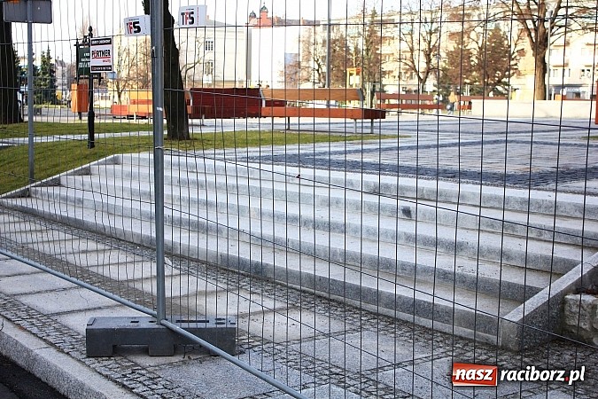 Zdjęcie w galerii na portalu naszraciborz.pl: Skwer z fontanną nie dla inwalidów wiadomości z regionu