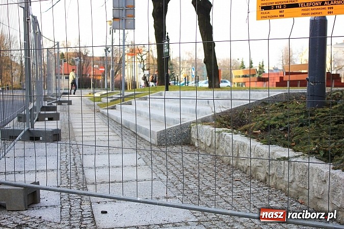 Zdjęcie w galerii na portalu naszraciborz.pl: Skwer z fontanną nie dla inwalidów wiadomości z regionu