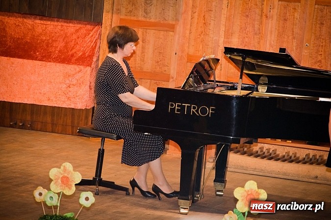 Zdjęcie w galerii na portalu naszraciborz.pl: W szkole muzycznej zapachniało wiosną wiadomości z regionu