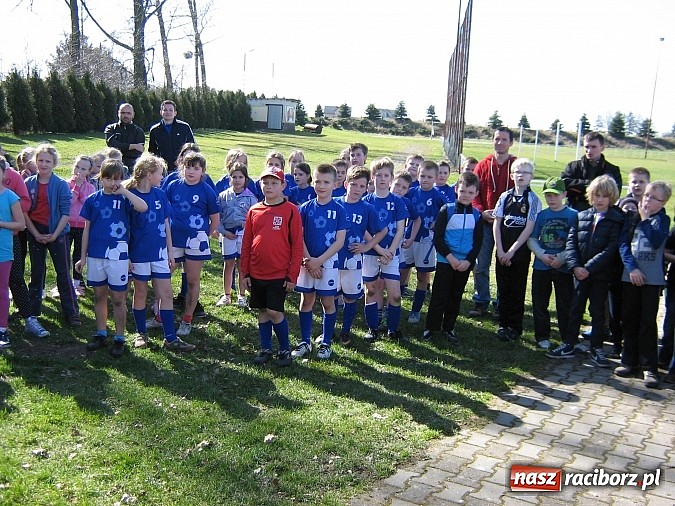 Zdjęcie w galerii na portalu naszraciborz.pl: Z podw&oacute;rka na stadion o Puchar Tymbarku - turniej w Pietrowicach Wielkich wiadomości z regionu