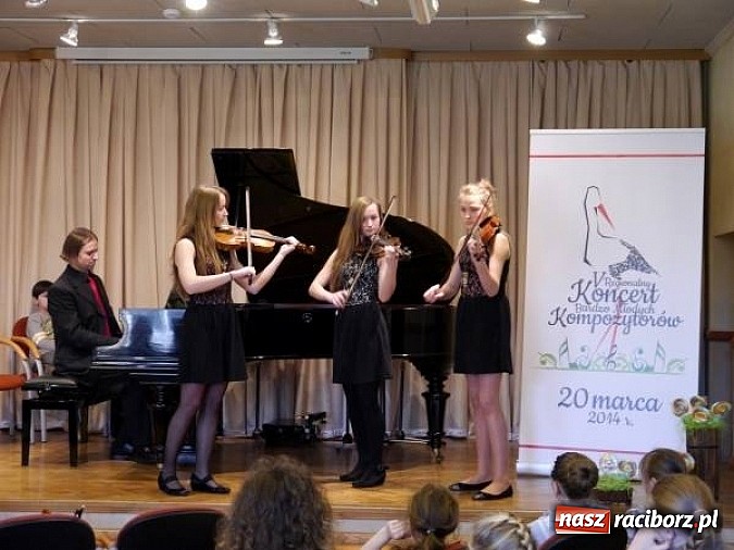 Zdjęcie w galerii na portalu naszraciborz.pl: Uczennice Państwowej Szkoły Muzycznej w Raciborzu skomponowały utw&oacute;r na skrzypce wiadomości z regionu