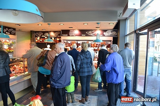 Zdjęcie w galerii na portalu naszraciborz.pl: Wielki sukces otwarcia nowej filii Wędzarni w Raciborzu przy ul. Opawskiej 124 a wiadomości z regionu