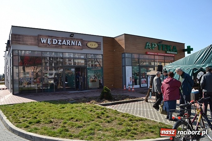 Zdjęcie w galerii na portalu naszraciborz.pl: Wielki sukces otwarcia nowej filii Wędzarni w Raciborzu przy ul. Opawskiej 124 a wiadomości z regionu