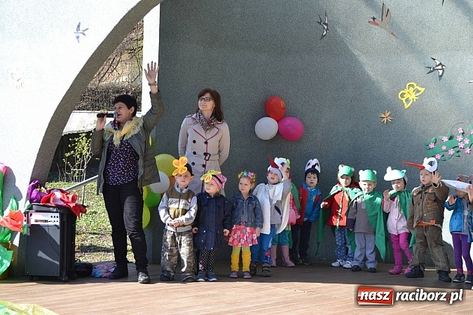 Zdjęcie w galerii na portalu naszraciborz.pl: Przedszkolne pożegnanie zimy i przywitanie wiosny w parku Roth wiadomości z regionu