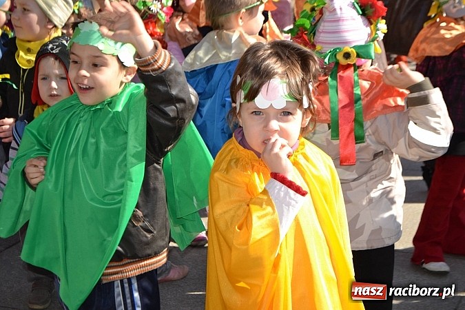 Zdjęcie w galerii na portalu naszraciborz.pl: Przedszkolne pożegnanie zimy i przywitanie wiosny w parku Roth wiadomości z regionu