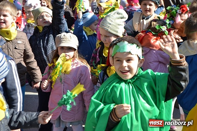 Zdjęcie w galerii na portalu naszraciborz.pl: Przedszkolne pożegnanie zimy i przywitanie wiosny w parku Roth wiadomości z regionu