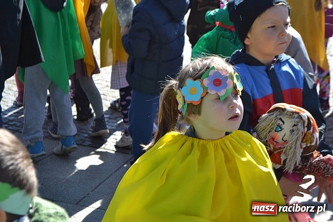 Zdjęcie w galerii na portalu naszraciborz.pl: Przedszkolne pożegnanie zimy i przywitanie wiosny w parku Roth wiadomości z regionu
