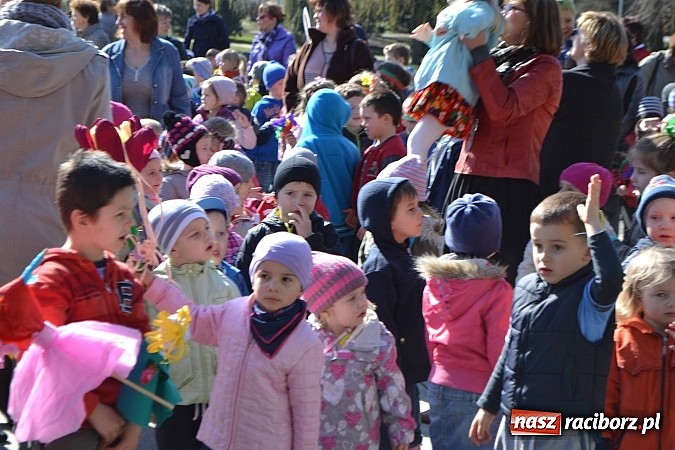 Zdjęcie w galerii na portalu naszraciborz.pl: Przedszkolne pożegnanie zimy i przywitanie wiosny w parku Roth wiadomości z regionu