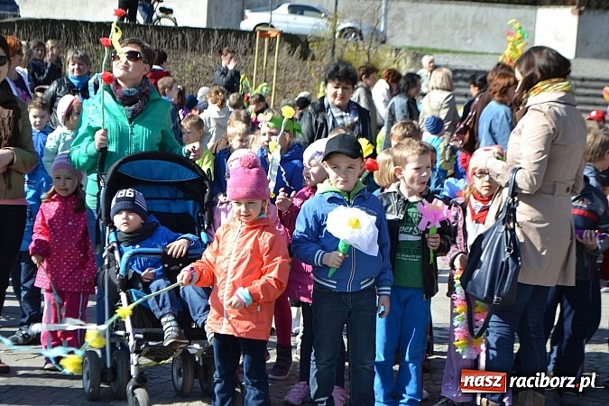 Zdjęcie w galerii na portalu naszraciborz.pl: Przedszkolne pożegnanie zimy i przywitanie wiosny w parku Roth wiadomości z regionu