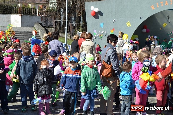 Zdjęcie w galerii na portalu naszraciborz.pl: Przedszkolne pożegnanie zimy i przywitanie wiosny w parku Roth wiadomości z regionu