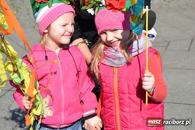 Zdjęcie w galerii na portalu naszraciborz.pl: Przedszkolne pożegnanie zimy i przywitanie wiosny w parku Roth wiadomości z regionu