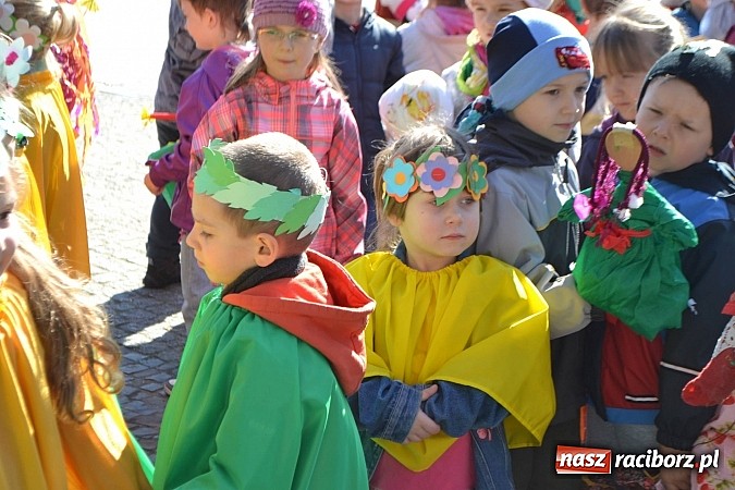 Zdjęcie w galerii na portalu naszraciborz.pl: Przedszkolne pożegnanie zimy i przywitanie wiosny w parku Roth wiadomości z regionu