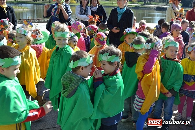 Zdjęcie w galerii na portalu naszraciborz.pl: Przedszkolne pożegnanie zimy i przywitanie wiosny w parku Roth wiadomości z regionu