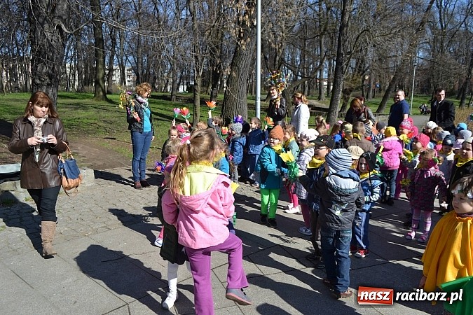 Zdjęcie w galerii na portalu naszraciborz.pl: Przedszkolne pożegnanie zimy i przywitanie wiosny w parku Roth wiadomości z regionu