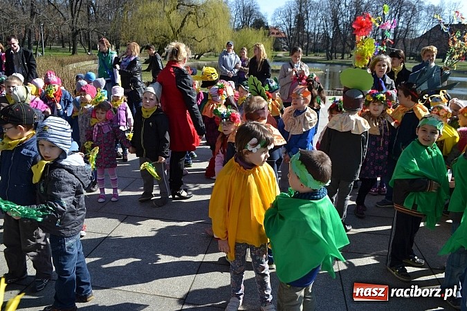 Zdjęcie w galerii na portalu naszraciborz.pl: Przedszkolne pożegnanie zimy i przywitanie wiosny w parku Roth wiadomości z regionu
