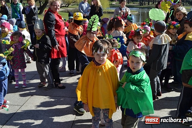Zdjęcie w galerii na portalu naszraciborz.pl: Przedszkolne pożegnanie zimy i przywitanie wiosny w parku Roth wiadomości z regionu