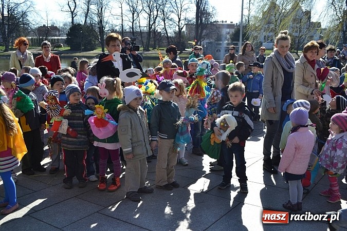 Zdjęcie w galerii na portalu naszraciborz.pl: Przedszkolne pożegnanie zimy i przywitanie wiosny w parku Roth wiadomości z regionu