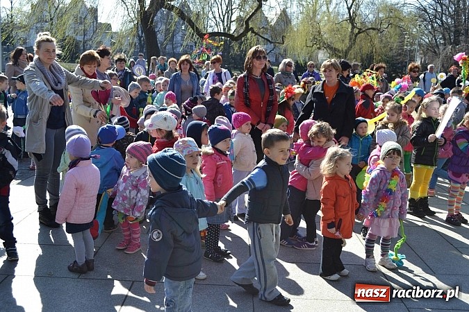 Zdjęcie w galerii na portalu naszraciborz.pl: Przedszkolne pożegnanie zimy i przywitanie wiosny w parku Roth wiadomości z regionu