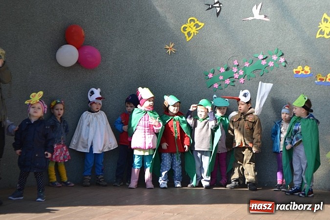 Zdjęcie w galerii na portalu naszraciborz.pl: Przedszkolne pożegnanie zimy i przywitanie wiosny w parku Roth wiadomości z regionu