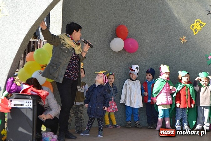 Zdjęcie w galerii na portalu naszraciborz.pl: Przedszkolne pożegnanie zimy i przywitanie wiosny w parku Roth wiadomości z regionu