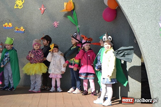 Zdjęcie w galerii na portalu naszraciborz.pl: Przedszkolne pożegnanie zimy i przywitanie wiosny w parku Roth wiadomości z regionu