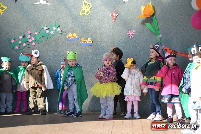 Zdjęcie w galerii na portalu naszraciborz.pl: Przedszkolne pożegnanie zimy i przywitanie wiosny w parku Roth wiadomości z regionu