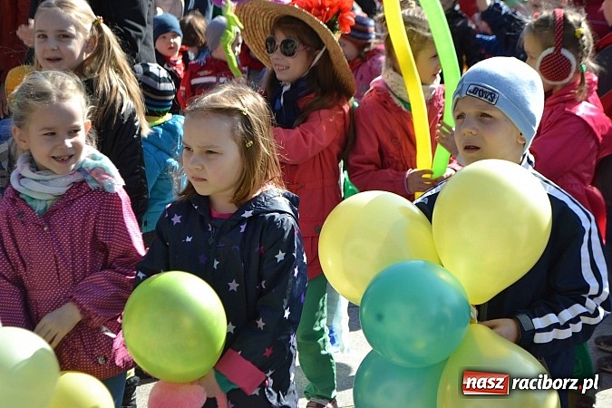 Zdjęcie w galerii na portalu naszraciborz.pl: Przedszkolne pożegnanie zimy i przywitanie wiosny w parku Roth wiadomości z regionu