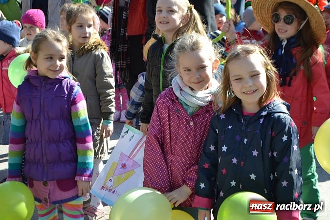 Zdjęcie w galerii na portalu naszraciborz.pl: Przedszkolne pożegnanie zimy i przywitanie wiosny w parku Roth wiadomości z regionu