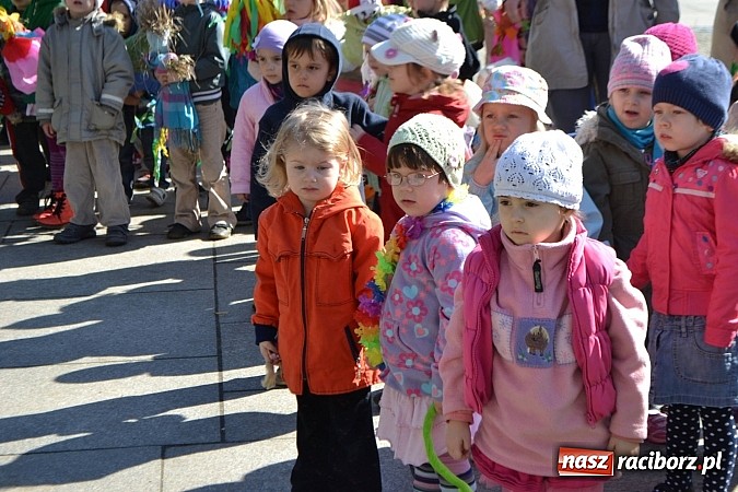 Zdjęcie w galerii na portalu naszraciborz.pl: Przedszkolne pożegnanie zimy i przywitanie wiosny w parku Roth wiadomości z regionu