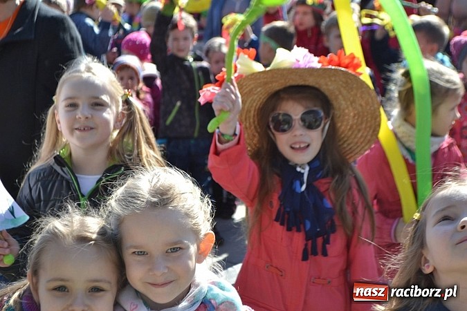 Zdjęcie w galerii na portalu naszraciborz.pl: Przedszkolne pożegnanie zimy i przywitanie wiosny w parku Roth wiadomości z regionu