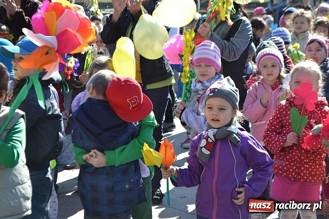 Zdjęcie w galerii na portalu naszraciborz.pl: Przedszkolne pożegnanie zimy i przywitanie wiosny w parku Roth wiadomości z regionu