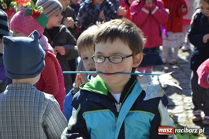Zdjęcie w galerii na portalu naszraciborz.pl: Przedszkolne pożegnanie zimy i przywitanie wiosny w parku Roth wiadomości z regionu