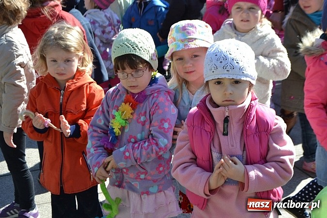 Zdjęcie w galerii na portalu naszraciborz.pl: Przedszkolne pożegnanie zimy i przywitanie wiosny w parku Roth wiadomości z regionu