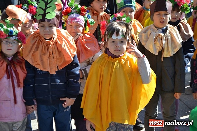 Zdjęcie w galerii na portalu naszraciborz.pl: Przedszkolne pożegnanie zimy i przywitanie wiosny w parku Roth wiadomości z regionu