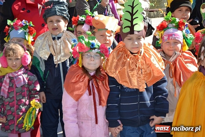 Zdjęcie w galerii na portalu naszraciborz.pl: Przedszkolne pożegnanie zimy i przywitanie wiosny w parku Roth wiadomości z regionu