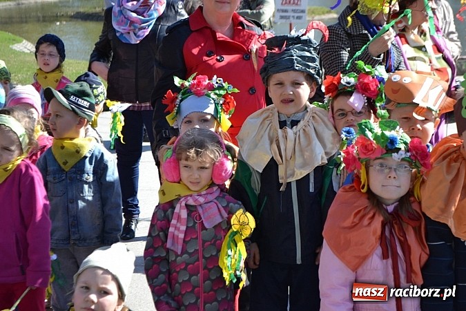 Zdjęcie w galerii na portalu naszraciborz.pl: Przedszkolne pożegnanie zimy i przywitanie wiosny w parku Roth wiadomości z regionu