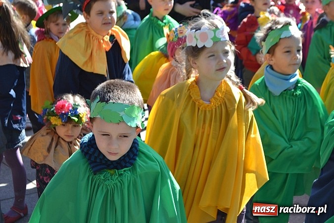Zdjęcie w galerii na portalu naszraciborz.pl: Przedszkolne pożegnanie zimy i przywitanie wiosny w parku Roth wiadomości z regionu
