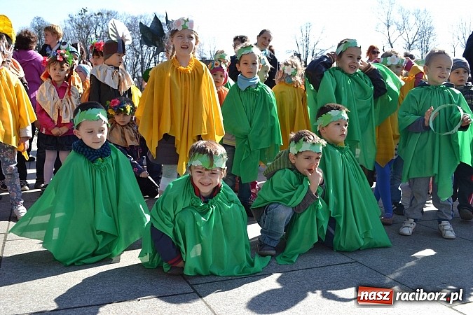 Zdjęcie w galerii na portalu naszraciborz.pl: Przedszkolne pożegnanie zimy i przywitanie wiosny w parku Roth wiadomości z regionu
