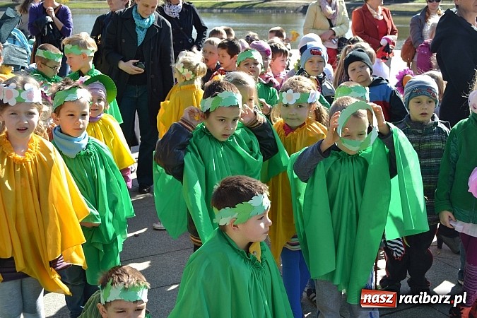Zdjęcie w galerii na portalu naszraciborz.pl: Przedszkolne pożegnanie zimy i przywitanie wiosny w parku Roth wiadomości z regionu