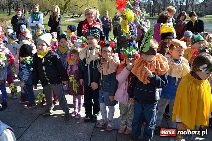 Zdjęcie w galerii na portalu naszraciborz.pl: Przedszkolne pożegnanie zimy i przywitanie wiosny w parku Roth wiadomości z regionu