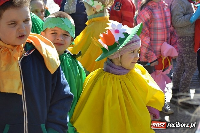 Zdjęcie w galerii na portalu naszraciborz.pl: Przedszkolne pożegnanie zimy i przywitanie wiosny w parku Roth wiadomości z regionu