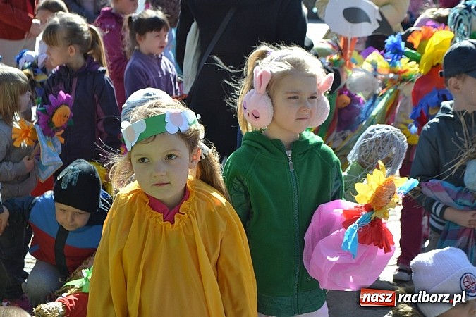 Zdjęcie w galerii na portalu naszraciborz.pl: Przedszkolne pożegnanie zimy i przywitanie wiosny w parku Roth wiadomości z regionu