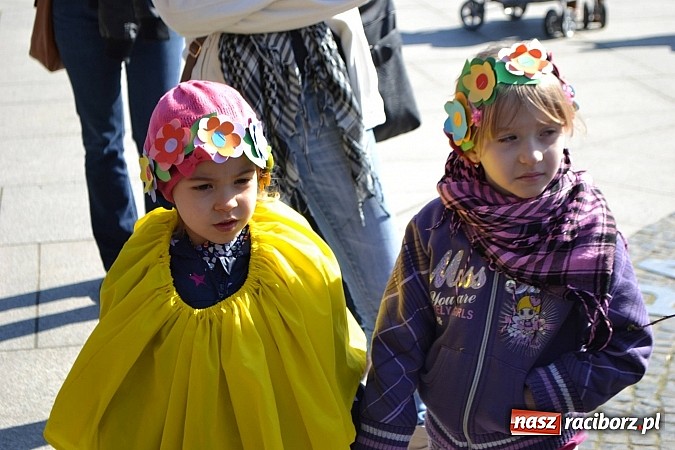 Zdjęcie w galerii na portalu naszraciborz.pl: Przedszkolne pożegnanie zimy i przywitanie wiosny w parku Roth wiadomości z regionu